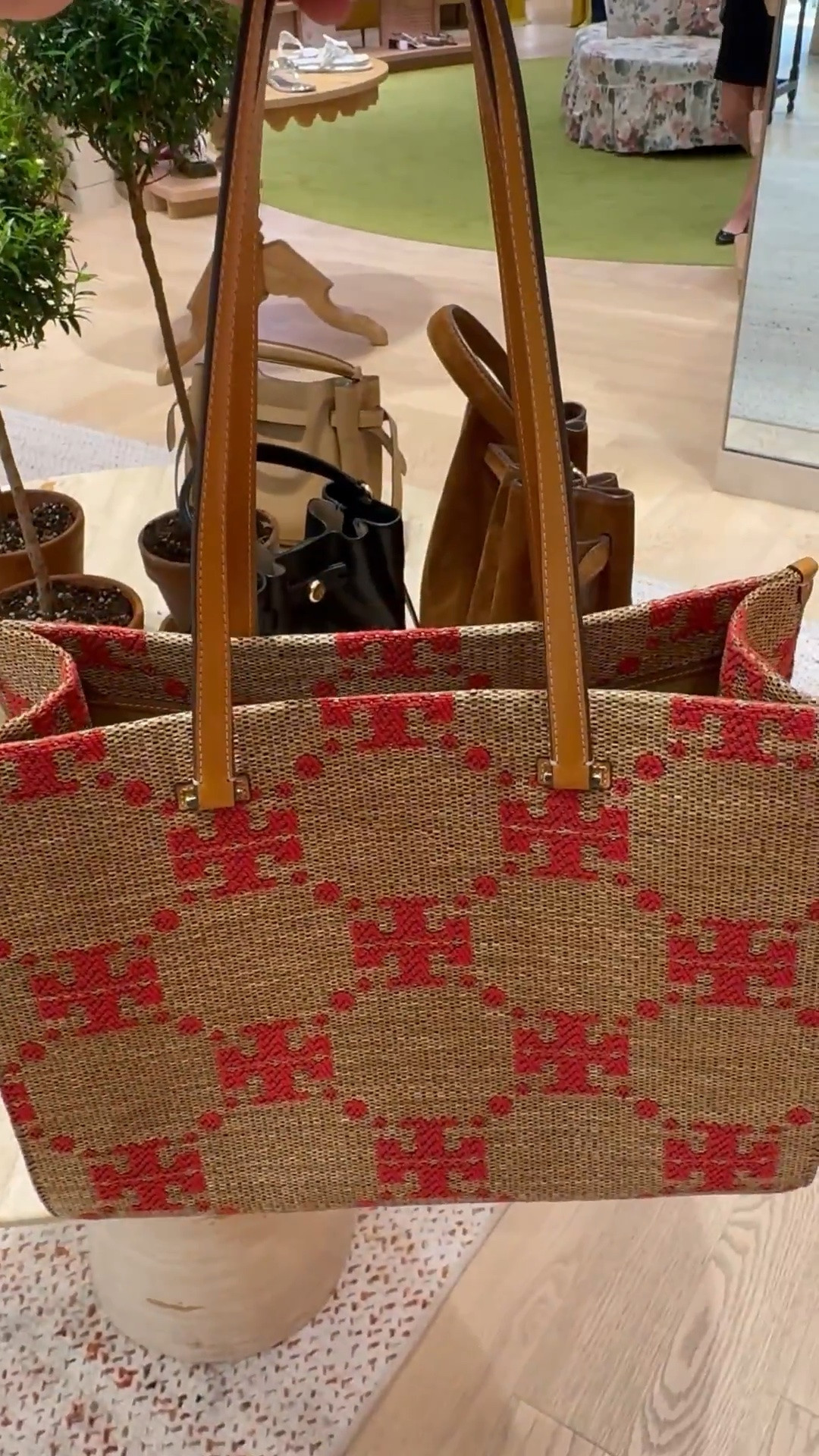Gorgeous woven totebag with a pop of red!  Tory Burch bag

#LTKSeasonal #LTKdayinmylife #LTKootd