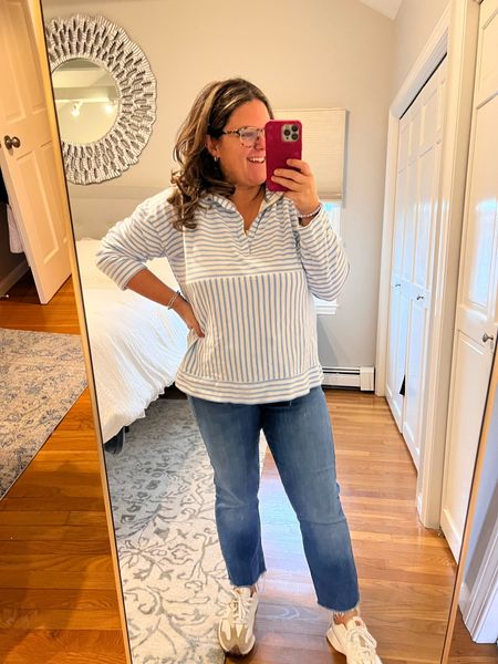Mom style, jeans. Cropped jeans. Alice walk. 
