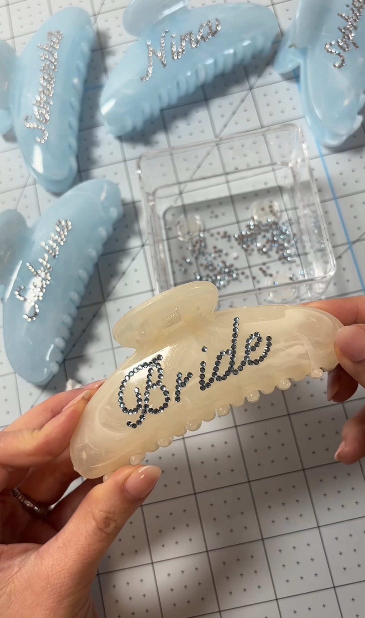 Rhinestone claw clip DIY! 🩵 #giftideas 
