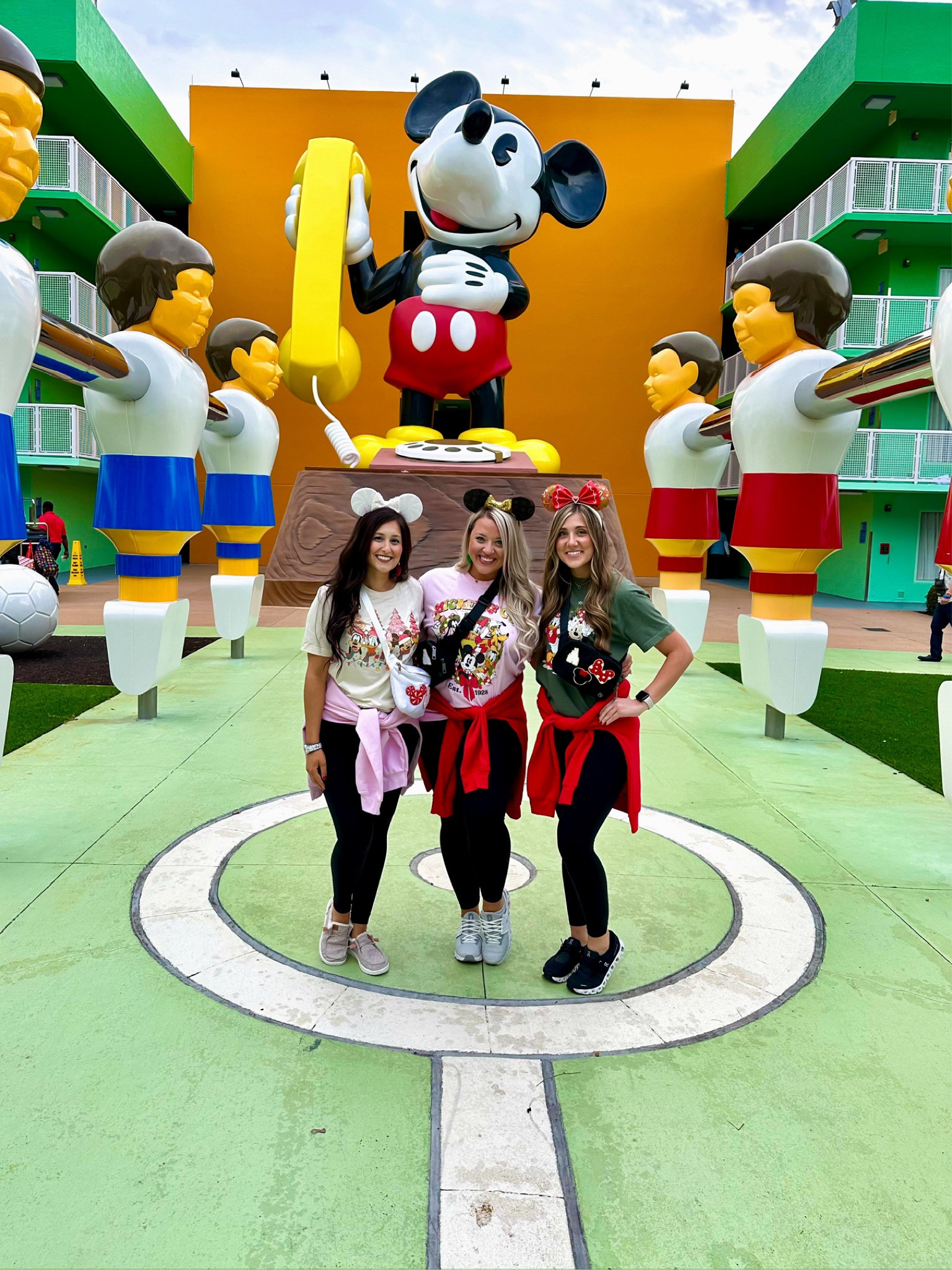 Just 3 girls living their best Disney Christmas life 🥰