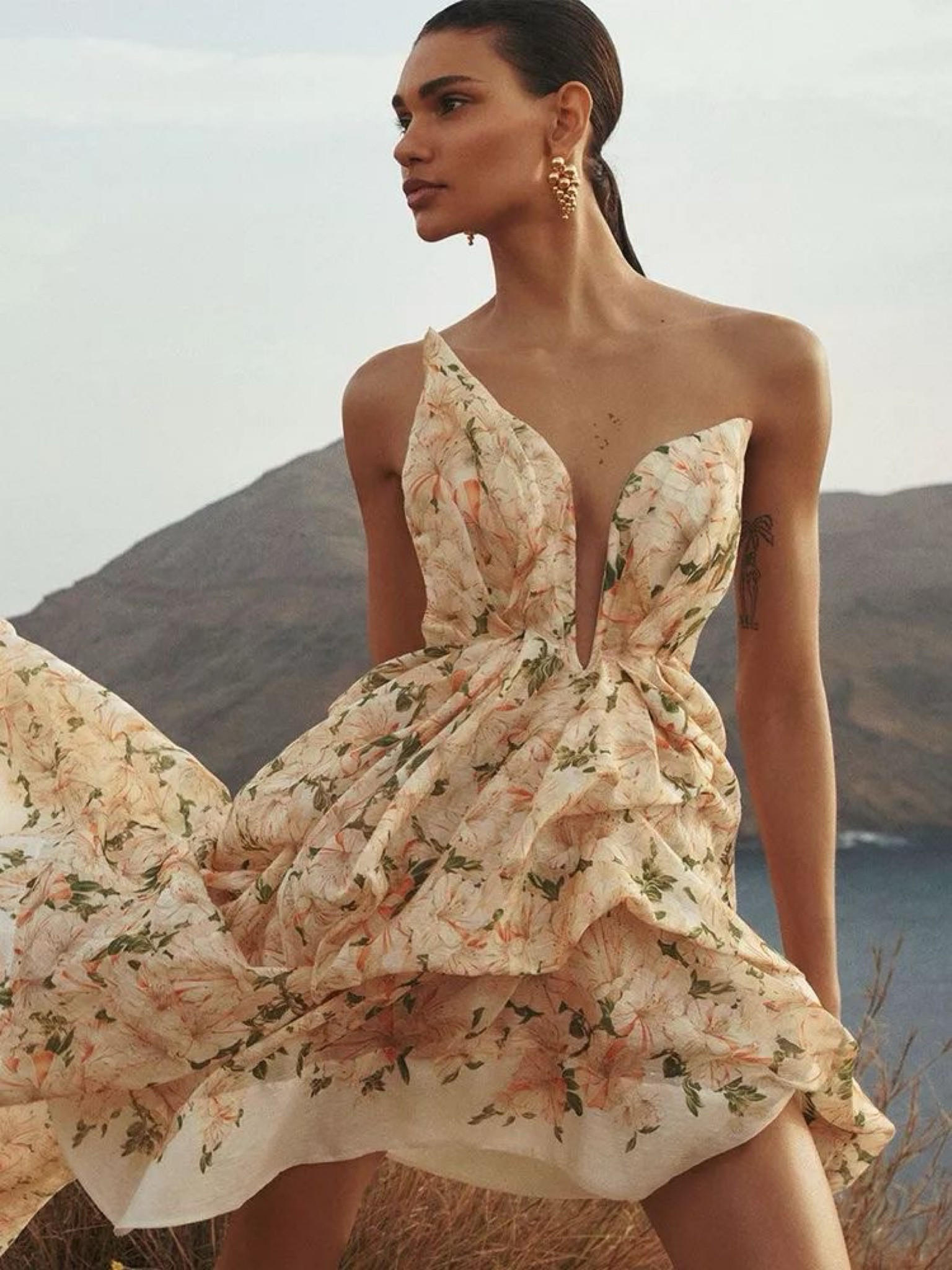 The Zimmermann Natura Draped Linen-Silk Midi Dress, featuring a stunning floral print and a captivating deep V-neckline. 🌸 Now available at 50% off, this dress is a must-have addition to your summer wardrobe. Originally priced at $2,350, it's now just $1,175💫 #Zimmermann #SummerSale #Fashion