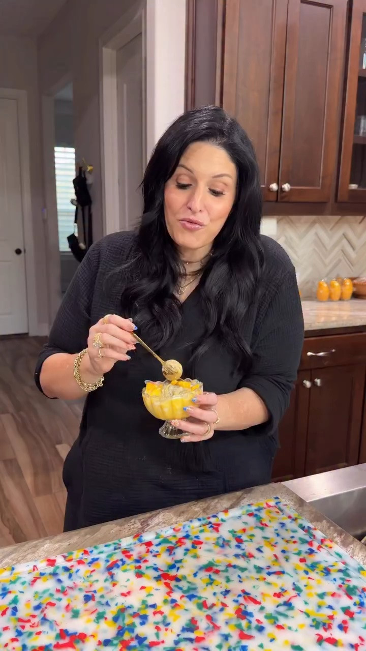 ⭐️ RECIPE ⭐️ MANGO STICKY RICE CHIA SEED PROTEIN PUDDING 🥭🥥 #chiapudding #mangostickyrice #highfiber #mealprep #breakfastideas 

It’s naturally sweet, packed with protein and fiber, perfect for meal prep, and tastes like a little vacation in a jar. The vanilla Spylt gives it the prettiest vanilla flavor without that weird protein aftertaste.

✨ INGREDIENTS
• 4-6 ripe mangos
• 1 can light coconut milk
• Heaping ½ cup chia seeds
• 1 (5.3 oz) container vanilla Greek yogurt
• 1 can vanilla Spylt protein milk
• 1-2 tbsp maple syrup
• Pinch of flaky salt
• Shredded coconut (optional)

✨ DIRECTIONS

	1.	Blend 4 mangos with ¼ cup coconut milk until smooth. Set aside.
	2.	Blend the Greek yogurt, ½ cup coconut milk, Spylt protein milk, maple syrup, flaky salt, and chia seeds until combined. Let sit for a few minutes, stir, add a splash more coconut milk if needed, stir again, then refrigerate for at least 4 hours (overnight is even better!).
	3.	Layer the mango purée with the chia pudding, then top with fresh diced mango- I like to add a tiny bit of coconut milk on the top and shredded coconut if you’d like.