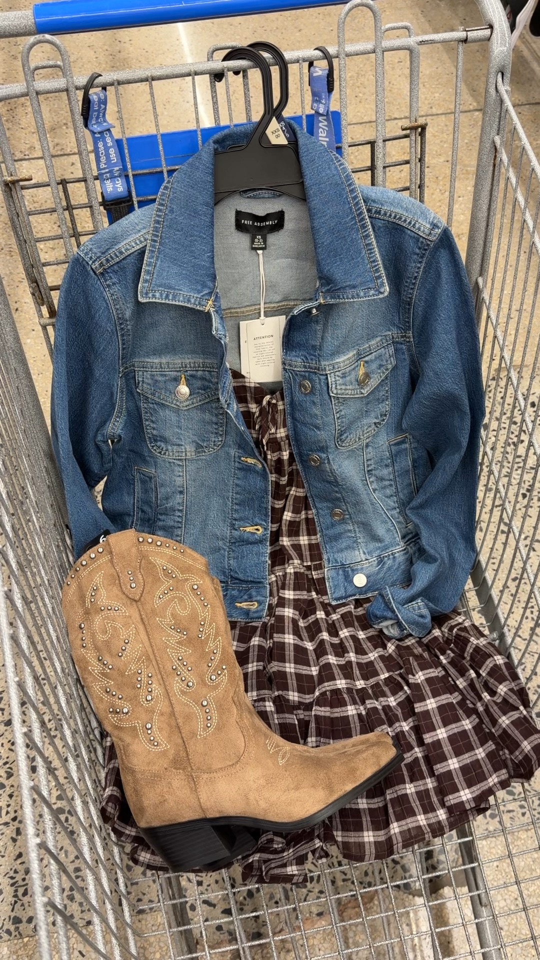 Walmart outfit idea for fall, country music concert. These boots look so nice! #walmartfashion