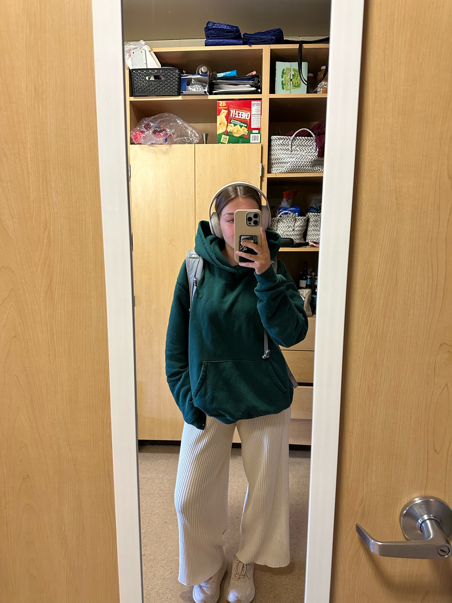 everyday comfy outfit to wear to a cold day of classes
#collegefashion #weartoclass #loungewear

#LTKU #LTKbeauty #LTKActive