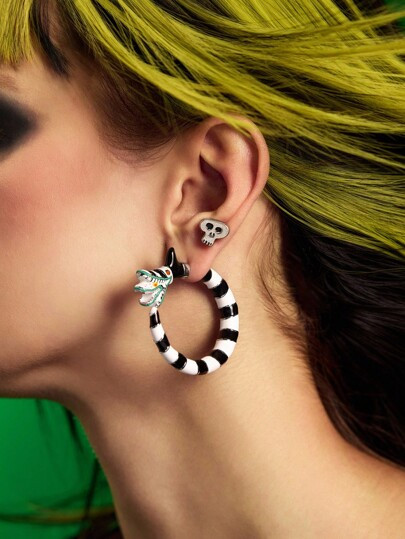 Beetlejuice X SHEIN 3D Skeleton Pattern Zinc Alloy Hoop Earrings, Black & White Tarantula Silver Earrings, Goth, Cosplay - Size one-size | SHEIN