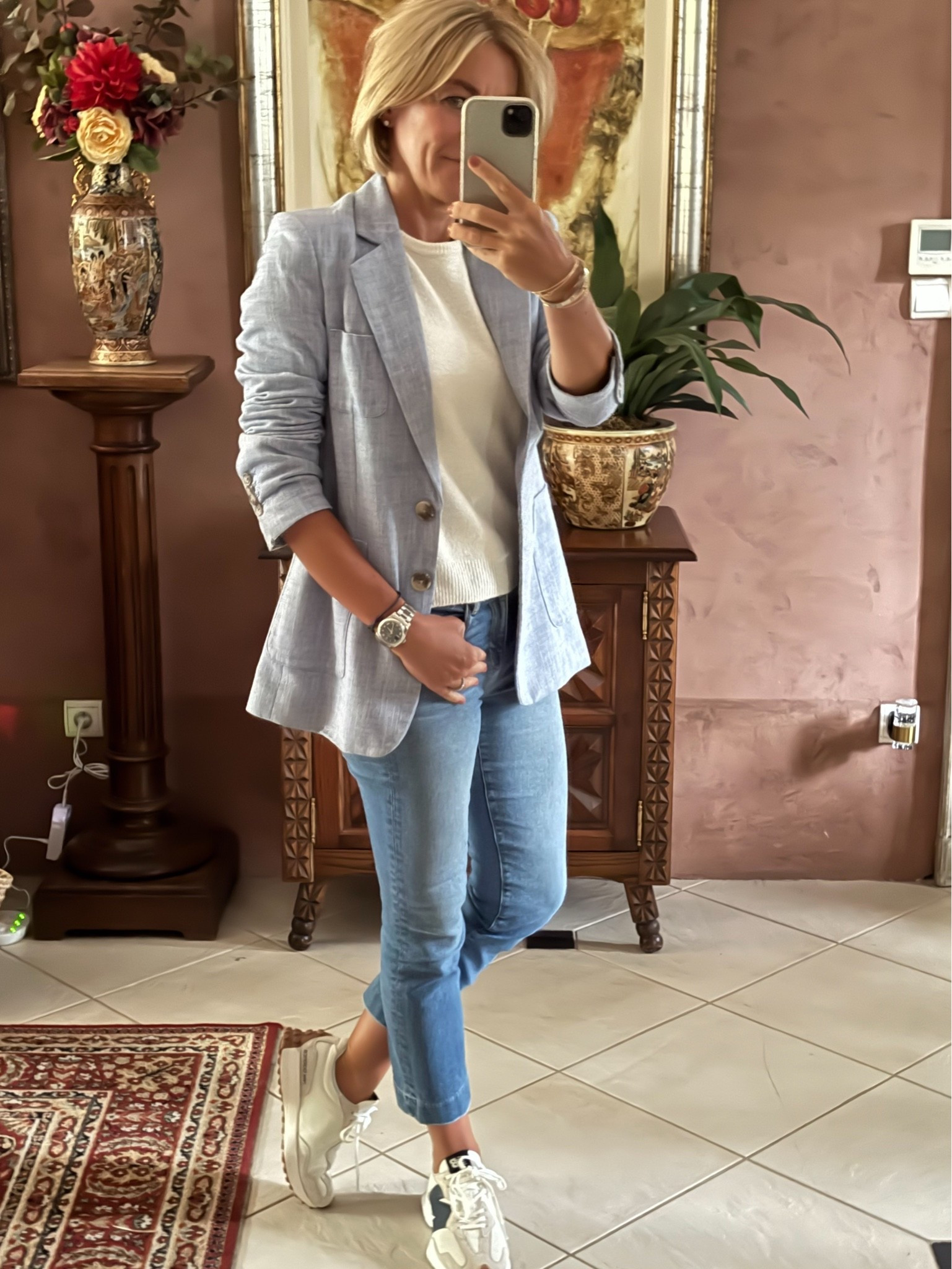 Blues & whites - if you know me you know it’s a favourite colour combo of mine 🙃
.
#mymidlifefashion #mystyle #over50