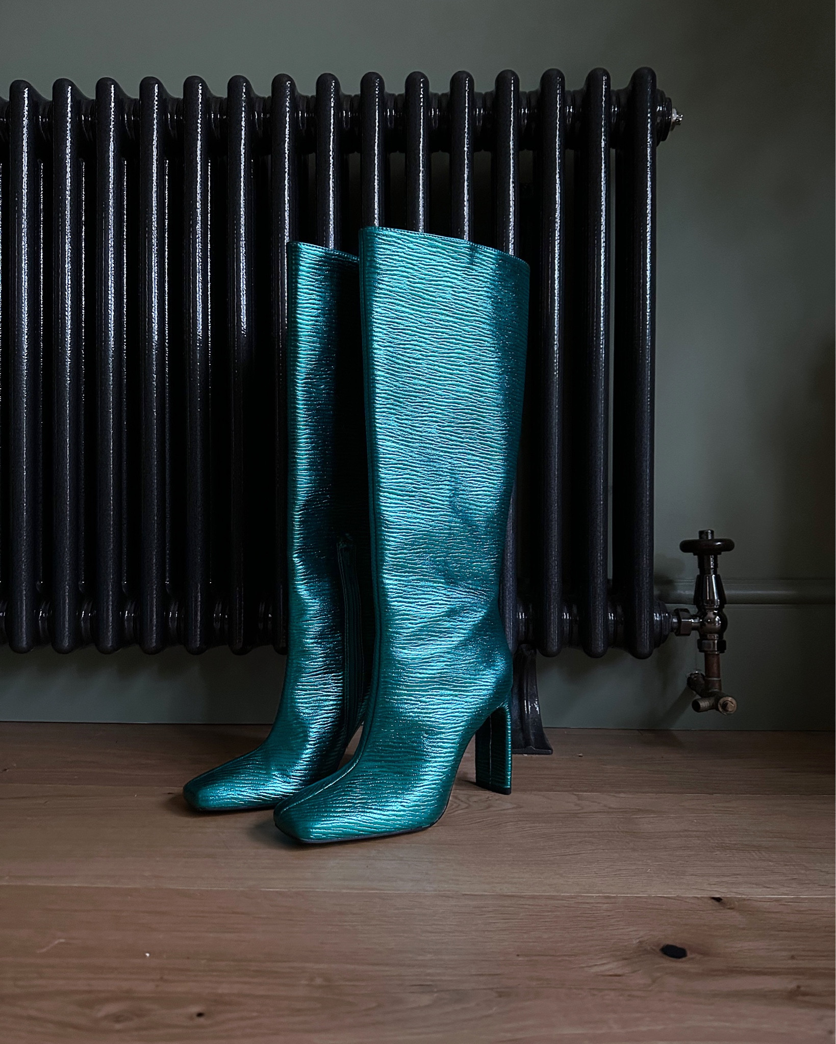 Zabłyśnij na wiosnę ✨ Dodaj do zwyczajnej stylozacji kozaki metaliczne albo torebkę. Niżej znajdziecie metaliczne przykłady które ja bym wybrała. 

#LTKSeasonal #LTKeurope #LTKstyletip