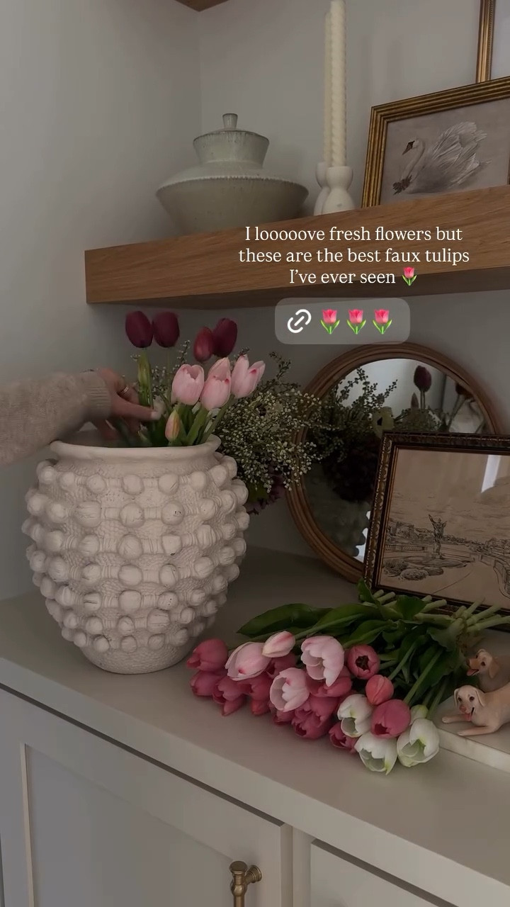I looooove fresh flowers but these are the best faux tulips I’ve ever seen 🌷