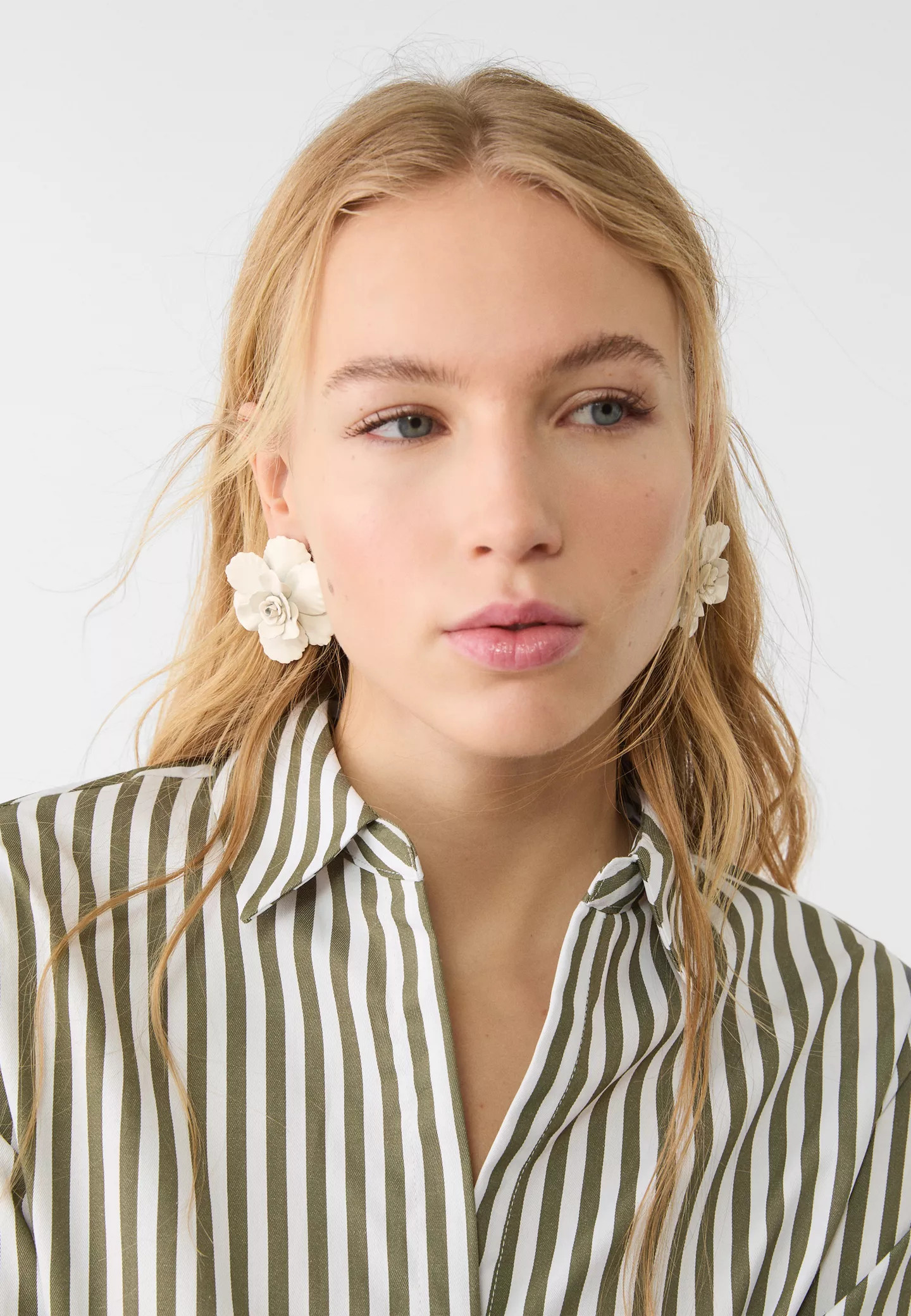 Contrast metal flower earrings - Women's Fashion Jewellery | Stradivarius United Kingdom | Stradivarius (UK)