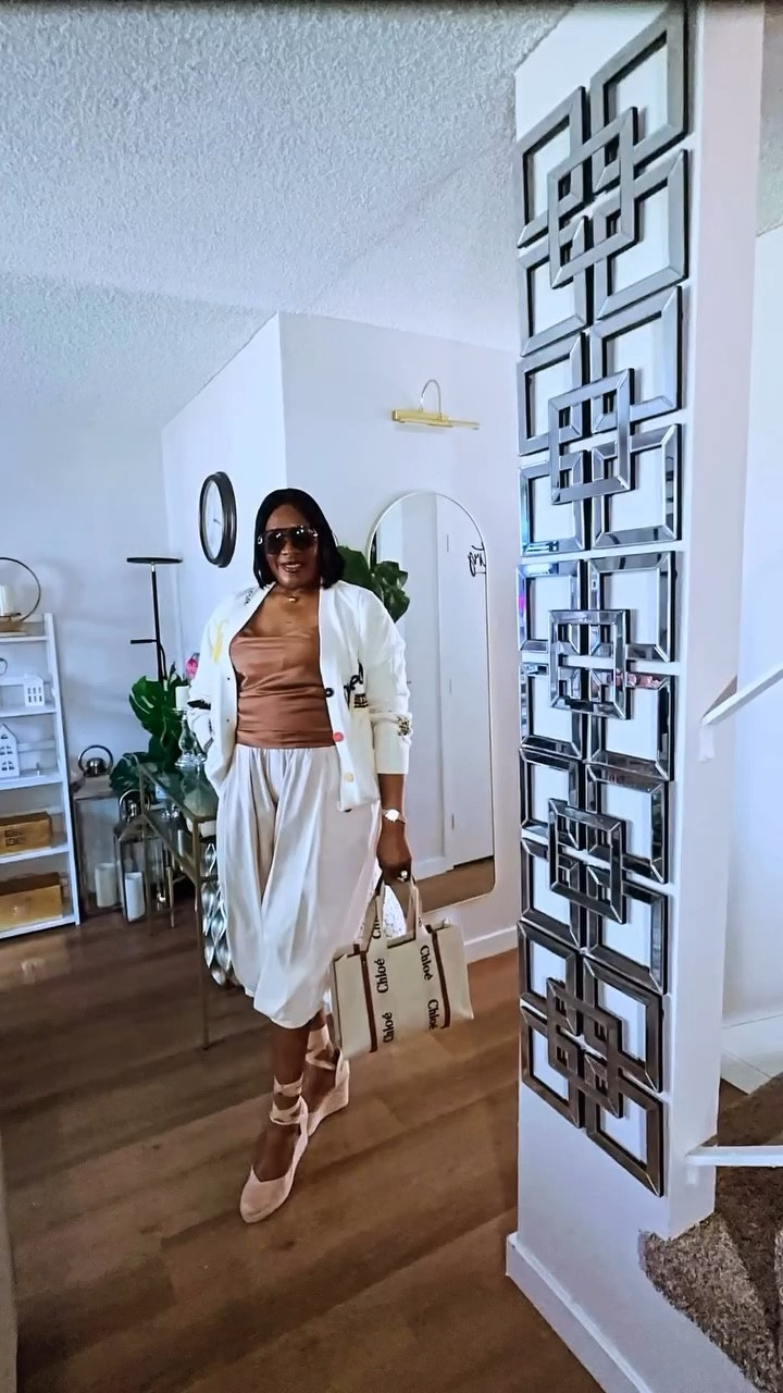 Melanin in Motion…Street style or everyday glam! 🤎🤍🤎🤍

#BlackGirlFashion #MelaninStyle #BlackWomenInFashion #StyleInspo #MelaninMagic #FashionForQueens #ChicAndConfident #OOTD #BlackStyleBlogger #BlackGirlLuxury