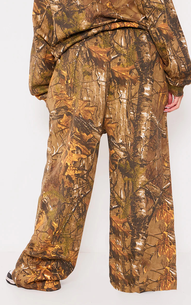 Plt Plus Khaki Camo Logo Badge Sweatpants | PrettyLittleThing US