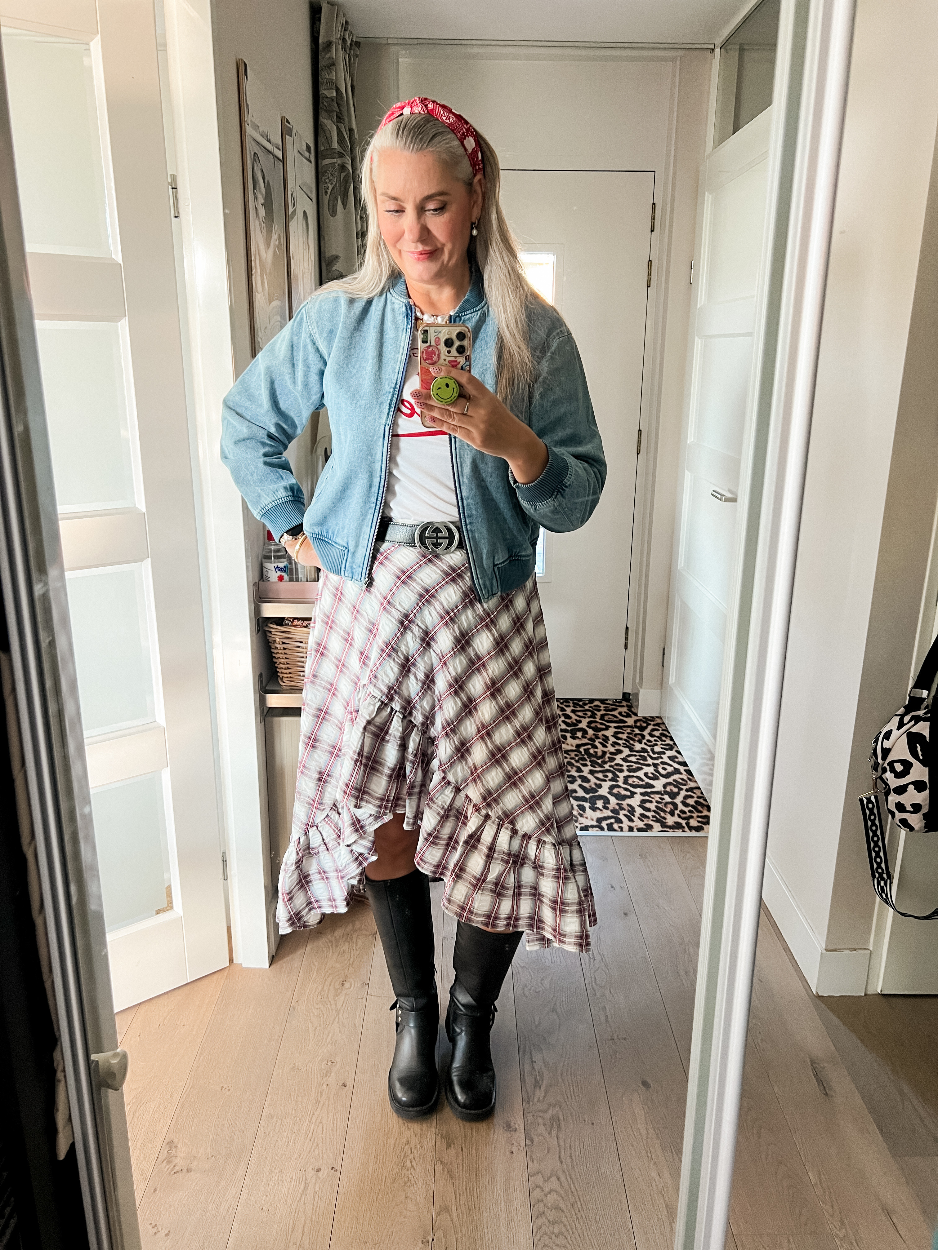 OOTD - Dinsdag. Een geruite, assymetrische rok met ruches (maat 40), een print t-shirt met raglanmouwen (maat 40/42), een denim bomberjack (42), zwarte riem en zwarte hoge bikerlaarzen (oud), een parelketting met bedels en een rode bandana-print haarband.

 

 

#LTKnederlands #LTKeurope #LTKmidsize