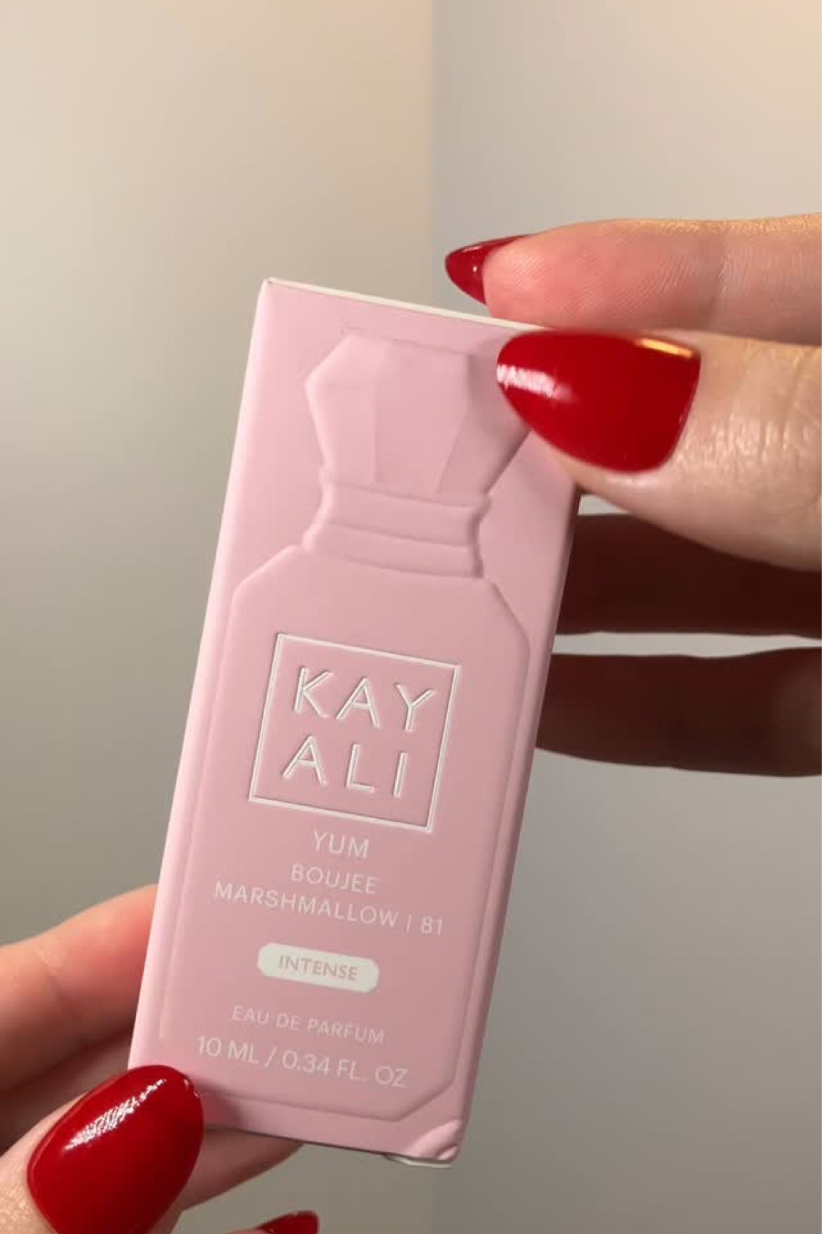 🩷 @kayali Yum Boujee Marshmallow #gifted

💗 Strawberry, pink marshmallow, whipped vanilla 

💓 If you want to smell like a strawberry milkshake, pick this up when it comes out! There’s also notes of coconut, freesia, and pink musk

.
.
.
.
.

#kayali #beauty #beautyugc #ugc #fragrance #perfume #sephora #christmasgifts #makeup #gourmand #Fragrance #Perfume #PerfumeCollection #ScentOfTheDay #FragranceLover #PerfumeAddict #FragranceCollection #PerfumeReview #LuxuryPerfume #FragranceCommunity #PerfumeLovers #FragranceAddict #PerfumeOfTheDay #FragranceObsessed #PerfumeLover #LuxuryFragrance #FragranceOfTheDay #PerfumeCommunity #Scent