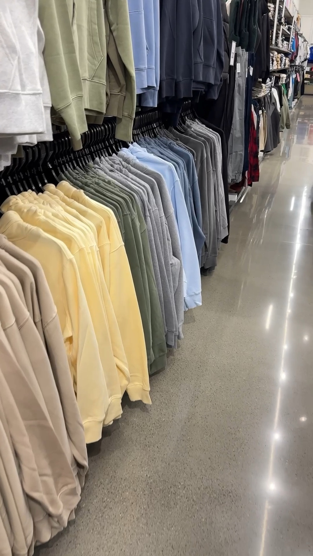 I did a men’s xl loveeee this yellow ! 
#oldnavy 

#LTKFindsUnder50 #LTKSaleAlert #LTKActive