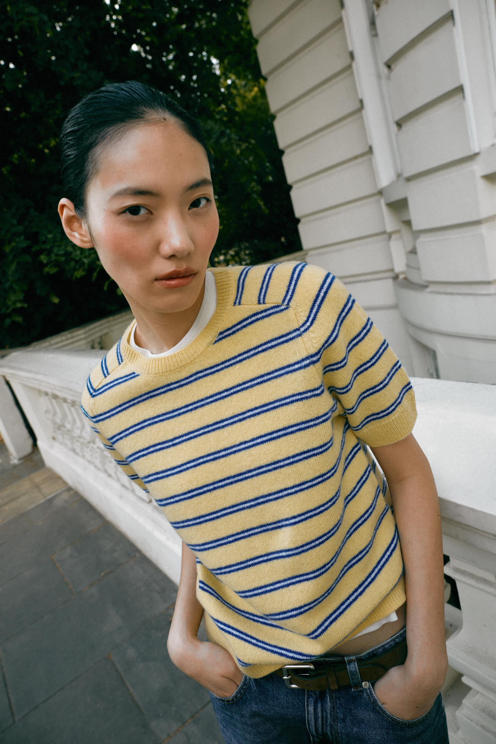 Pullover aus 100% Wolle. Rundhalsausschnitt und kurze \u00c4rmel. Gerippte Abschl\u00fcsse. | Zara DE