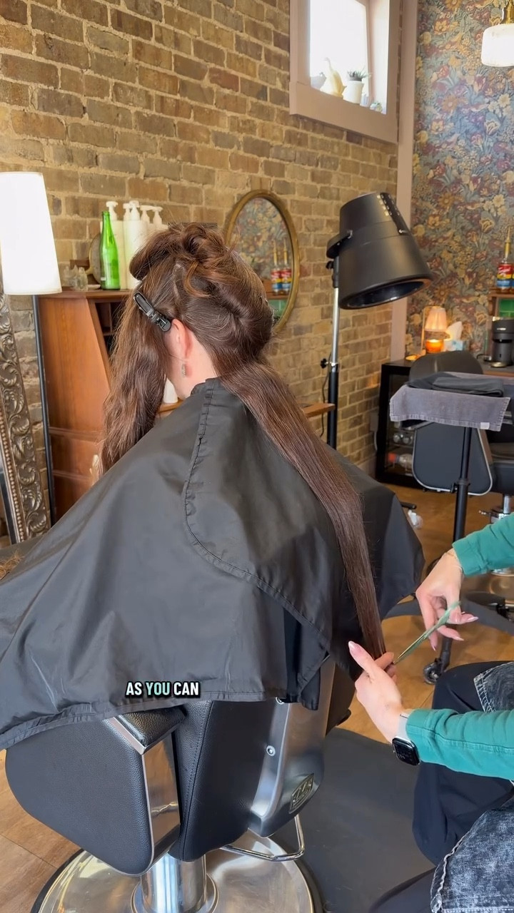 Cutting this new client’s super long, wavy hair. Are you a wavy girl? Do you wear it natural or heat style it? #ohiocurlyhair #wavyhair #wavyhairtutorial #learnoninstagram