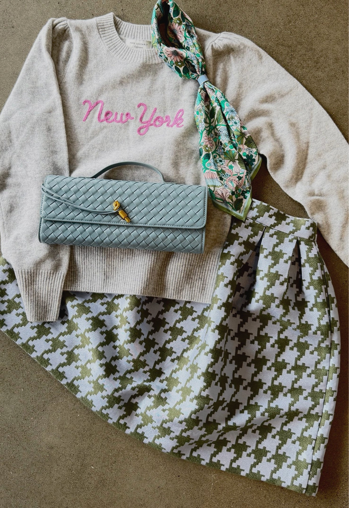 I grabbed this outfit at the NYC pop up event. I saw it on one of the girls and had to have it! 
Top- small 
Skirt- size 2