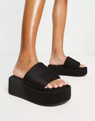 ASOS DESIGN – Tyla – Sandalen in Schwarz mit flacher Plateausohle und gepolstertem Riemen | ASOS (Global)