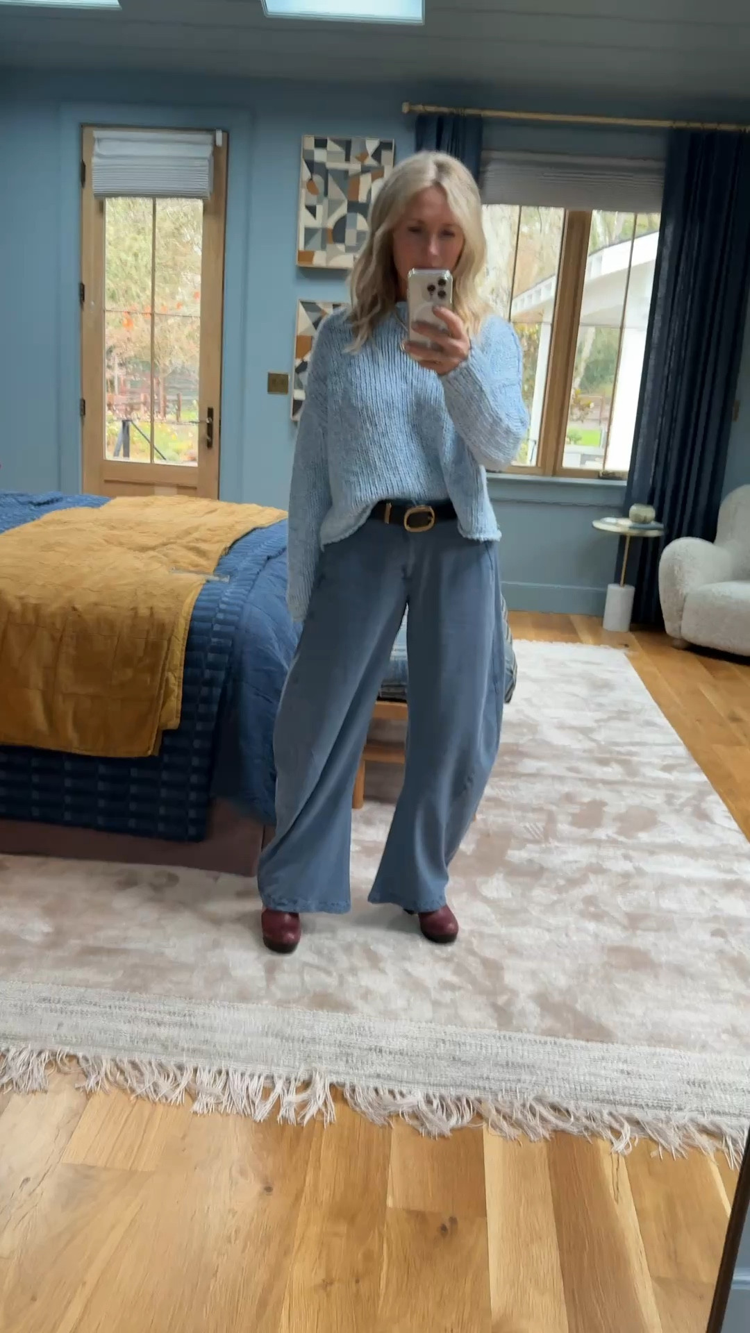 Loving this blue look from @freepeople - y’all know I love a barrel silhouette and these are no exception. Something about the way the fabric drapes makes them SO flattering and you could totally dress them up or down. Linked them below! #freepeoplepartner