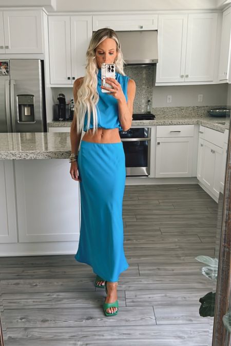 Blue two piece set. Comes in a bunch of different colors. Great quality.