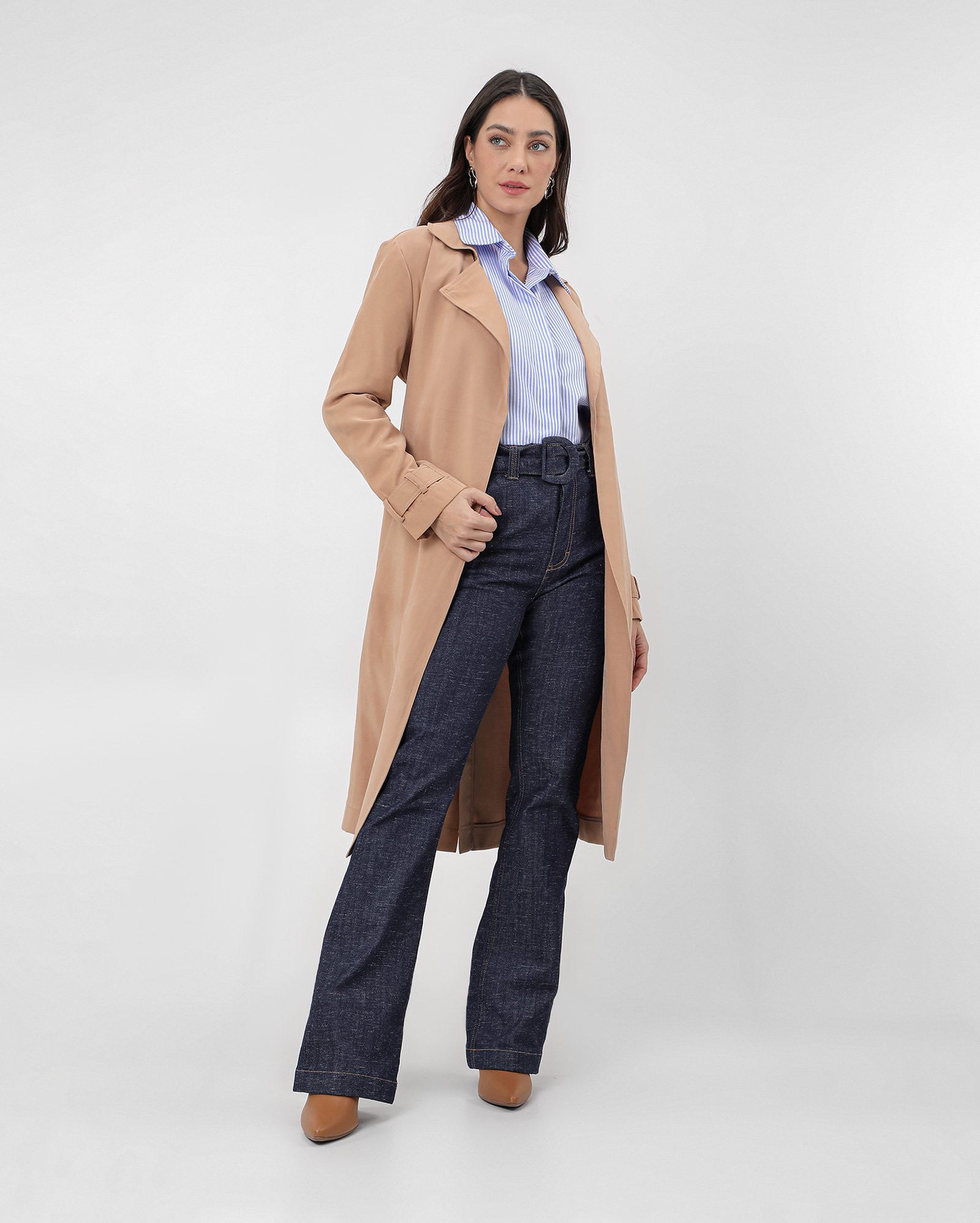 Trench coat feminino com faixa bege | AK by Riachuelo | Riachuelo (BR)