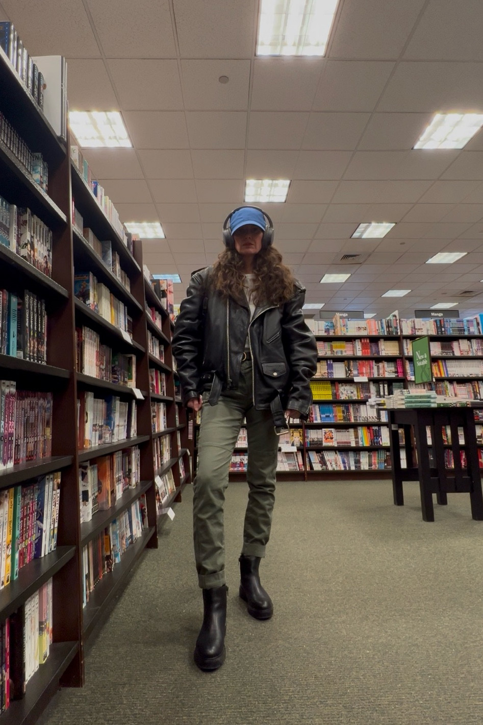 I recreated Jacob Elordi’s airport outfit here. 
Leather jacket 
Khaki green pants 
White tee shirt
Blue baseball cap
Chelsea boots
Leather belt 
Motor cycle jacket 
Sony headphones 
Blue baseball caps 
Celebrity style 