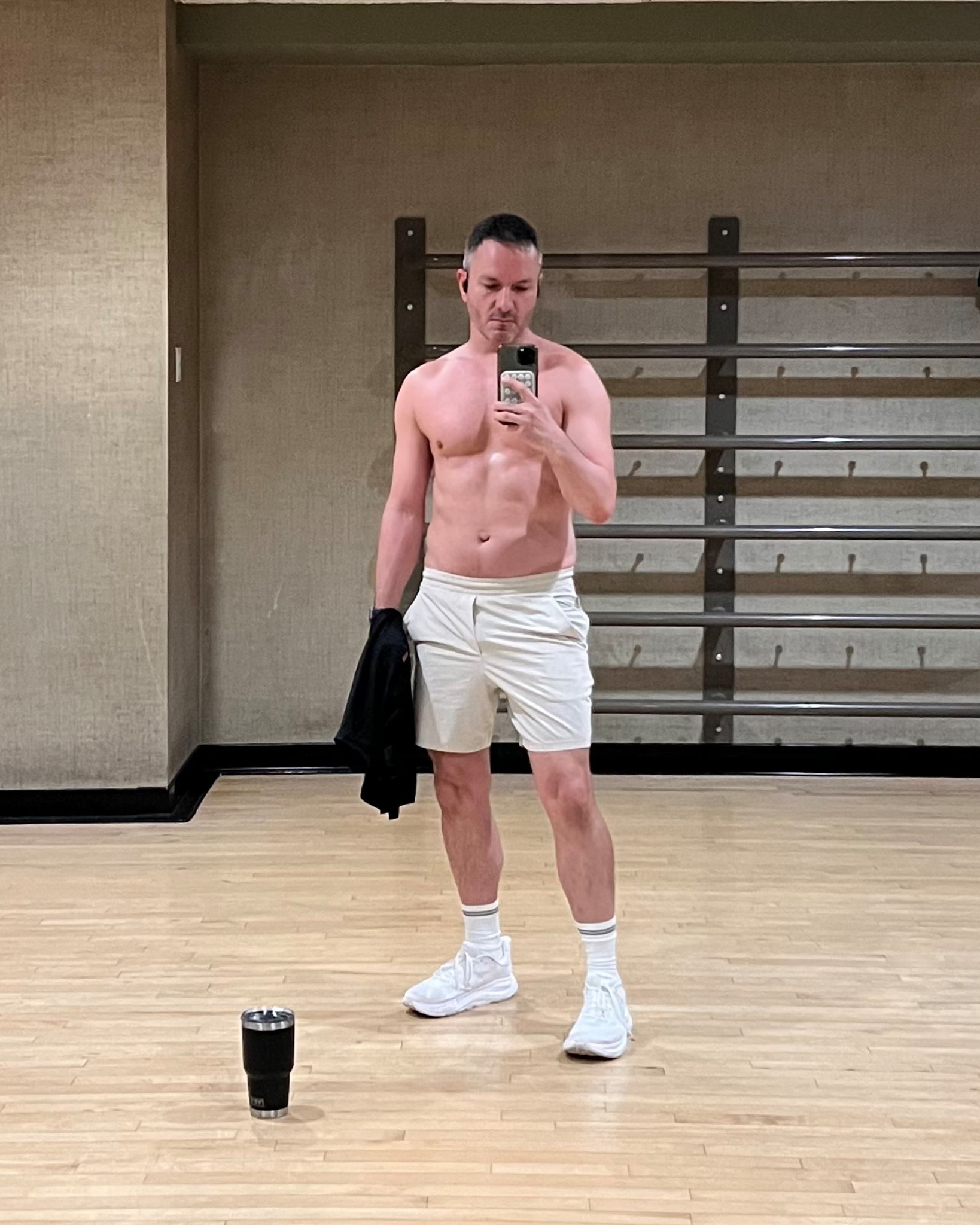 Leg day done and loving the black and being gym outfit combo today @lululemon 