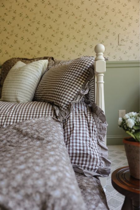 Close up of guest room daybed bedding + floral wallpaper

#LTKhome