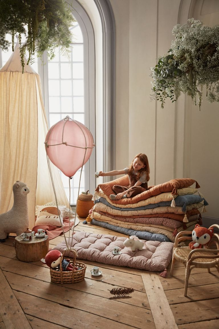 Cotton Reading Nook | H&M (US + CA)
