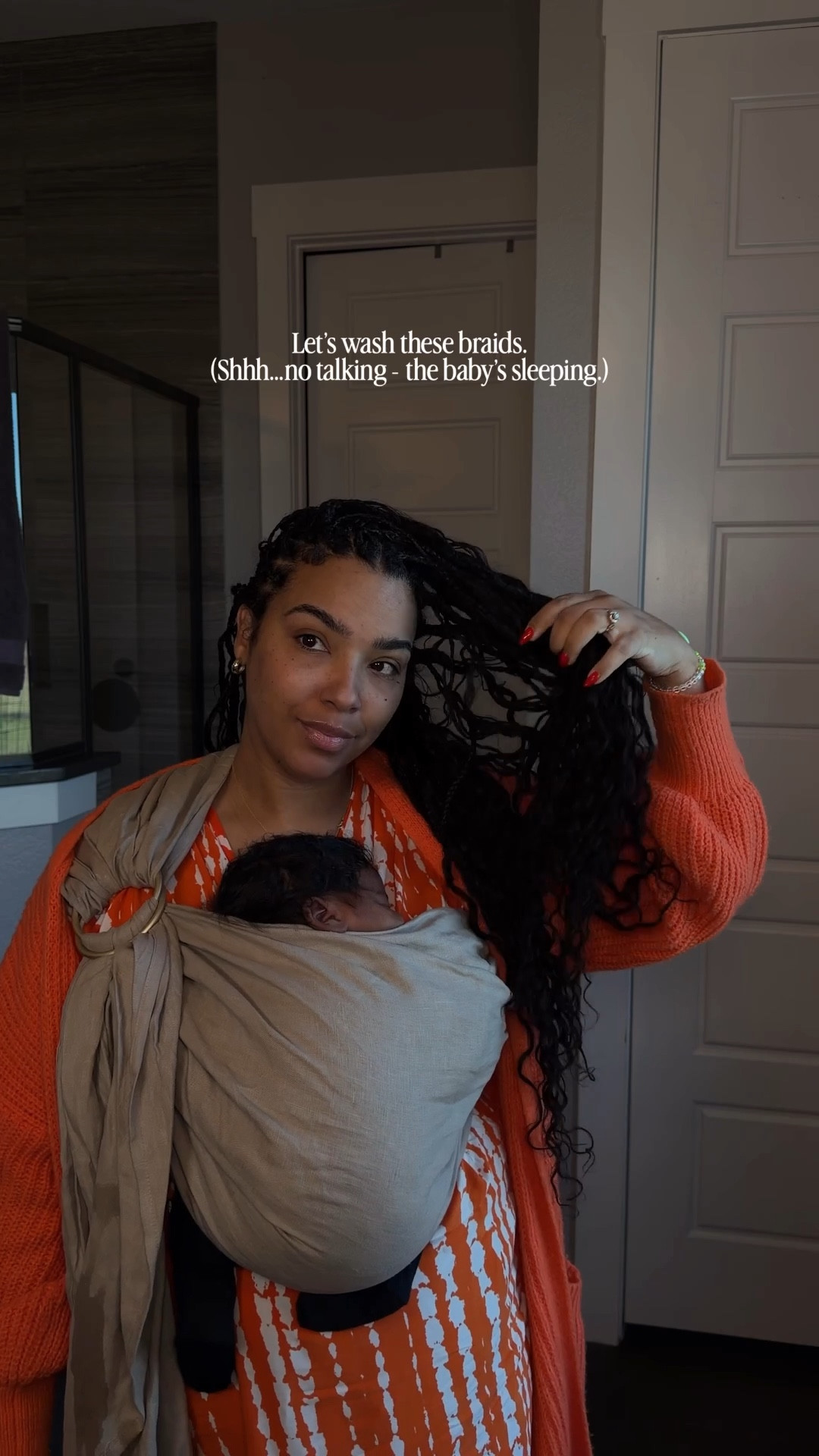 A very low-stimulating wash day, just the way we like it! 💆🏽‍♀️🚿

Also, yes - #miracleknots are worth the hype. Style of the spring/summer FOR SURE! 

#smediumknotlessbraids #braidseason #naturalhair 