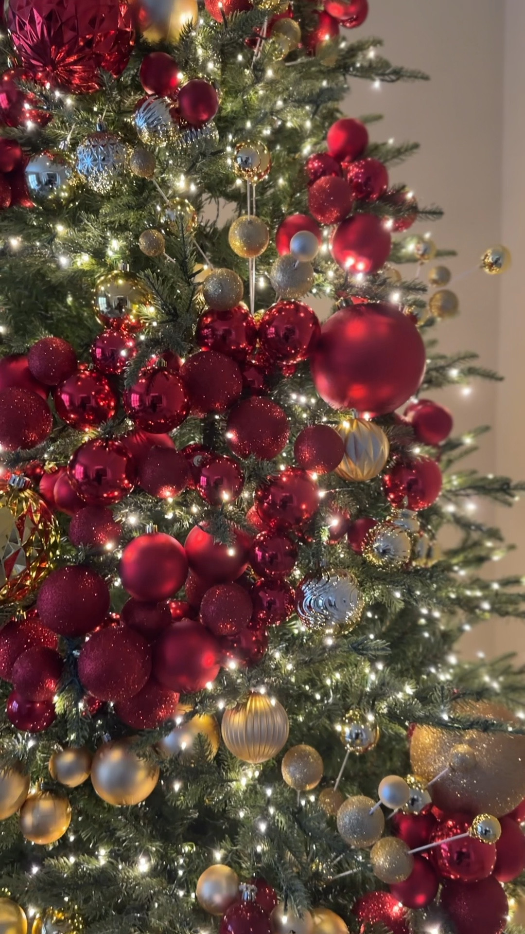 Christmas tree ornaments details featuring my DIY Christmas ball Garland

Christmas tree decor // holiday decor // red and gold Christmas // twinkle tree // realistic faux tree // ornament clusters // holiday home

#LTKhome #LTKHoliday #LTKVideo