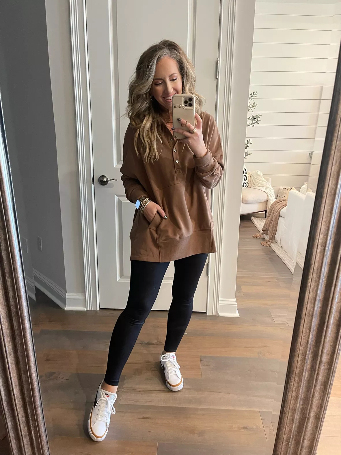 brown sweatshirt outfit women