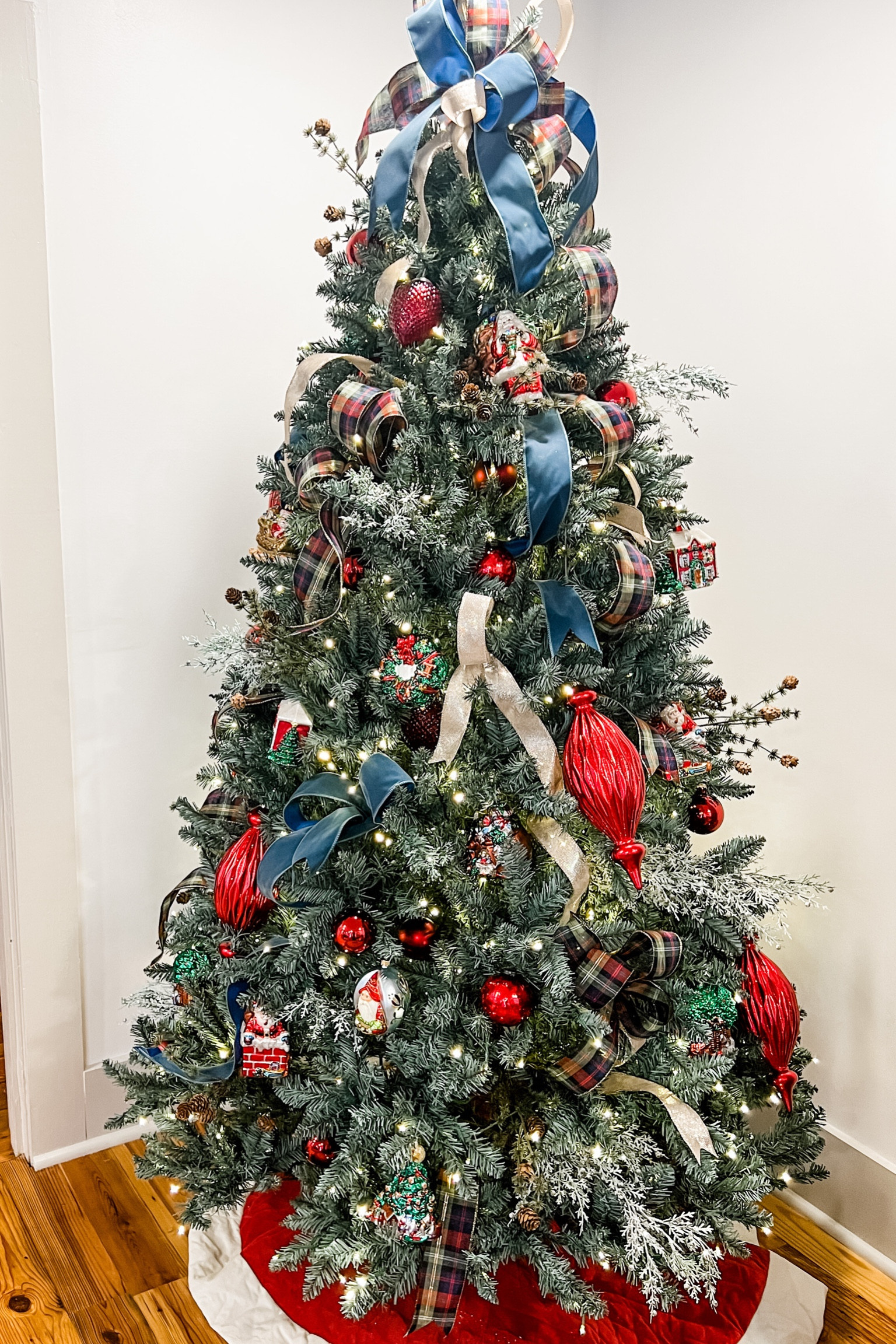 Traditional. The nostalgia that comes with it. A full blue spruce tree with classic ornaments. Is there really anything better?  If you’re looking for a full, traditional tree, this one is it. 
.
.
.
.
#kingofchristmas #bluespruce #traditionalchristmas #traditionalchristmasdecor

#LTKsalealert #LTKSeasonal #LTKHoliday