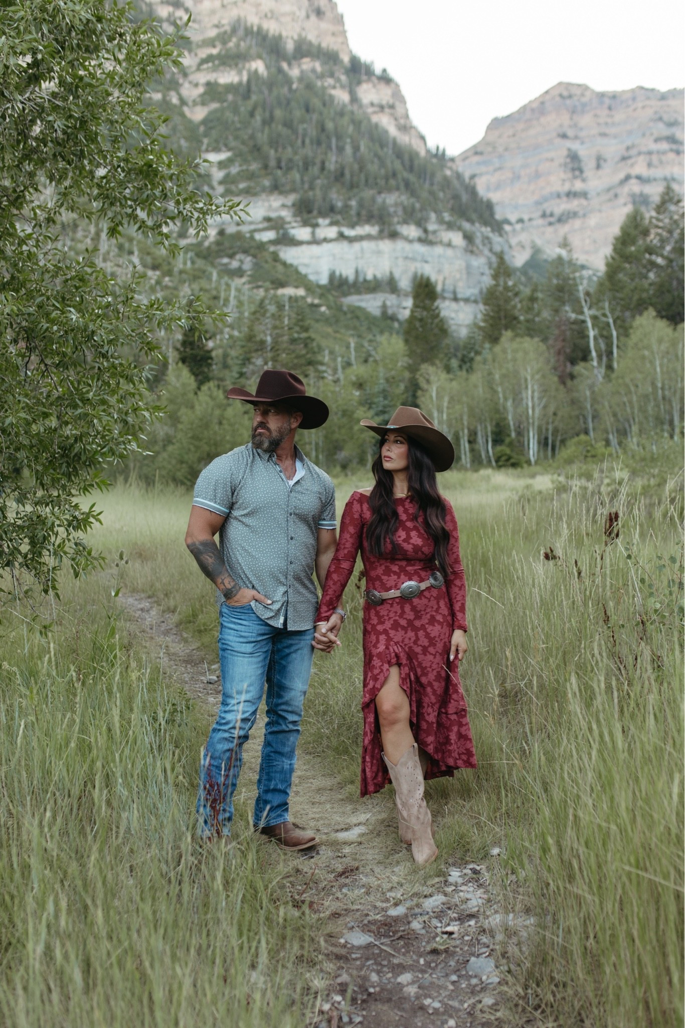 This stunning dress from Amazon is the perfect fall transition piece! 🍂 I love the flattering fit and how easily it can be styled with boots and a hat for the cutest western-inspired look. A must-have for fall pictures, date nights, or weekend plans! 🤎
#AmazonFashion #DenimDress #FallStyle #AmazonFinds #FallOutfit #StyleByNinaRenee