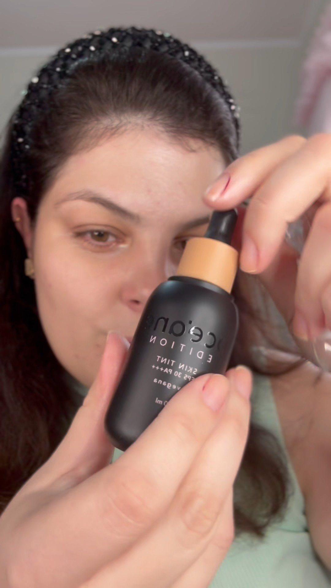 É aquela base para quem gosta de naturalidade, efeito segunda pele. Ele apenas uniformiza o tom de pele, de forma translúcida, sem cobrir. É uma excelente opção para pele madura.

#LTKguiadepresente #LTKbeleza #LTKbrasil