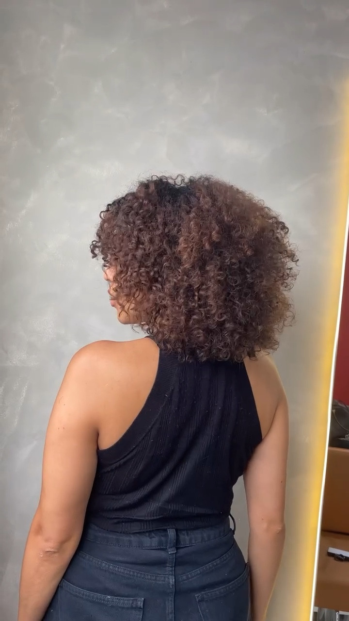 CORTEI ✂️

Em dez de 2020 eu fiz meu bigshop e desde então meu cabelo nunca viu tesoura pra fazer um corte realmente, em 2022 ele teve uma queda absurda pós covid e então foi crescendo torto, finalmente alguém em quem eu sempre confiei meu cabelo se especializou e deu uma corte pra ele, mas não foi só um corte, é como se finalmente ele encontrasse sua melhor versão. 

Não é só sobre cabelo … 

Obrigada @studiodrikateles por desde sempre ser impecável com minha coroa 👑 

#maquiadorasp #maquiagem #bigshophair #corteetratamento #studiodrikateles