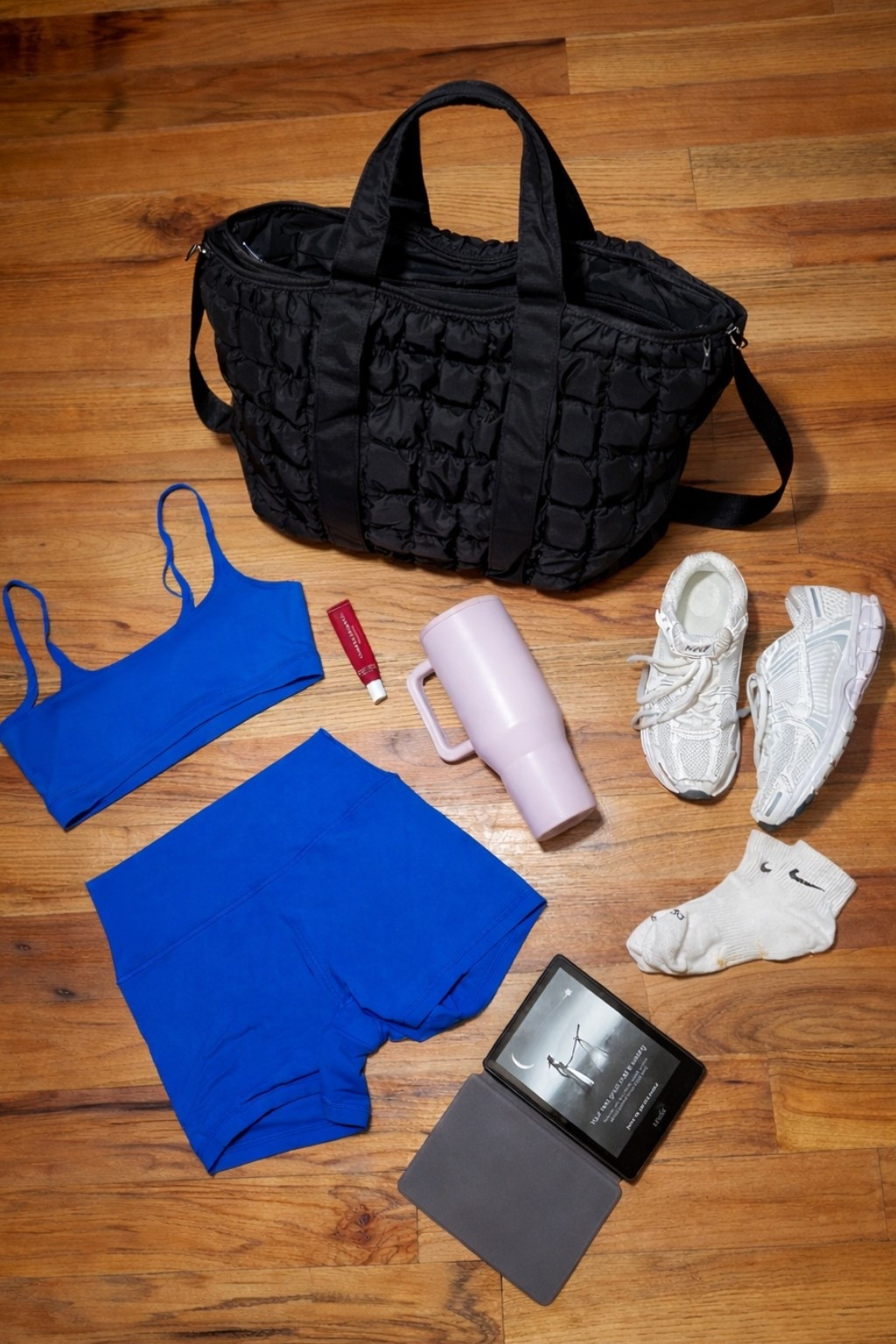 My New Year’s resolution this year was to get back to the gym, so here is what’s in my SOL•AND•
SELENE tote bag for the gym….. I always love a cute matching set, my kindle to read, a water bottle, and a lip gloss!  This bag is so cute and practical, it has a pocket for every need! #ad

#LTKdayinmylife #LTKgrwm #LTKfitnessgoals
