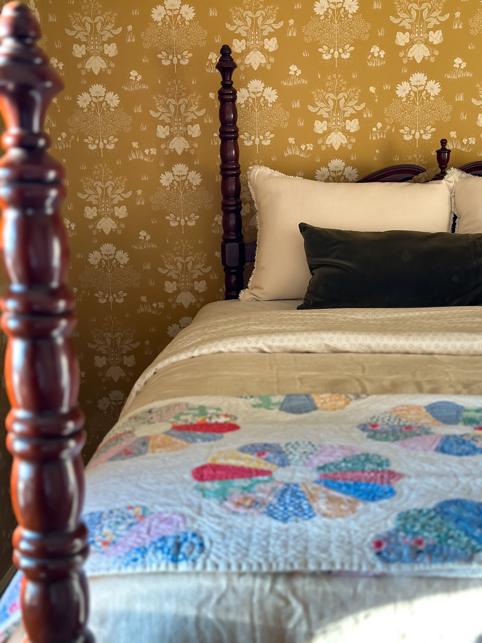 I finished hanging the guest headroom wallpaper at my mom’s house!

It’s so charming🏠 

#LTKhome