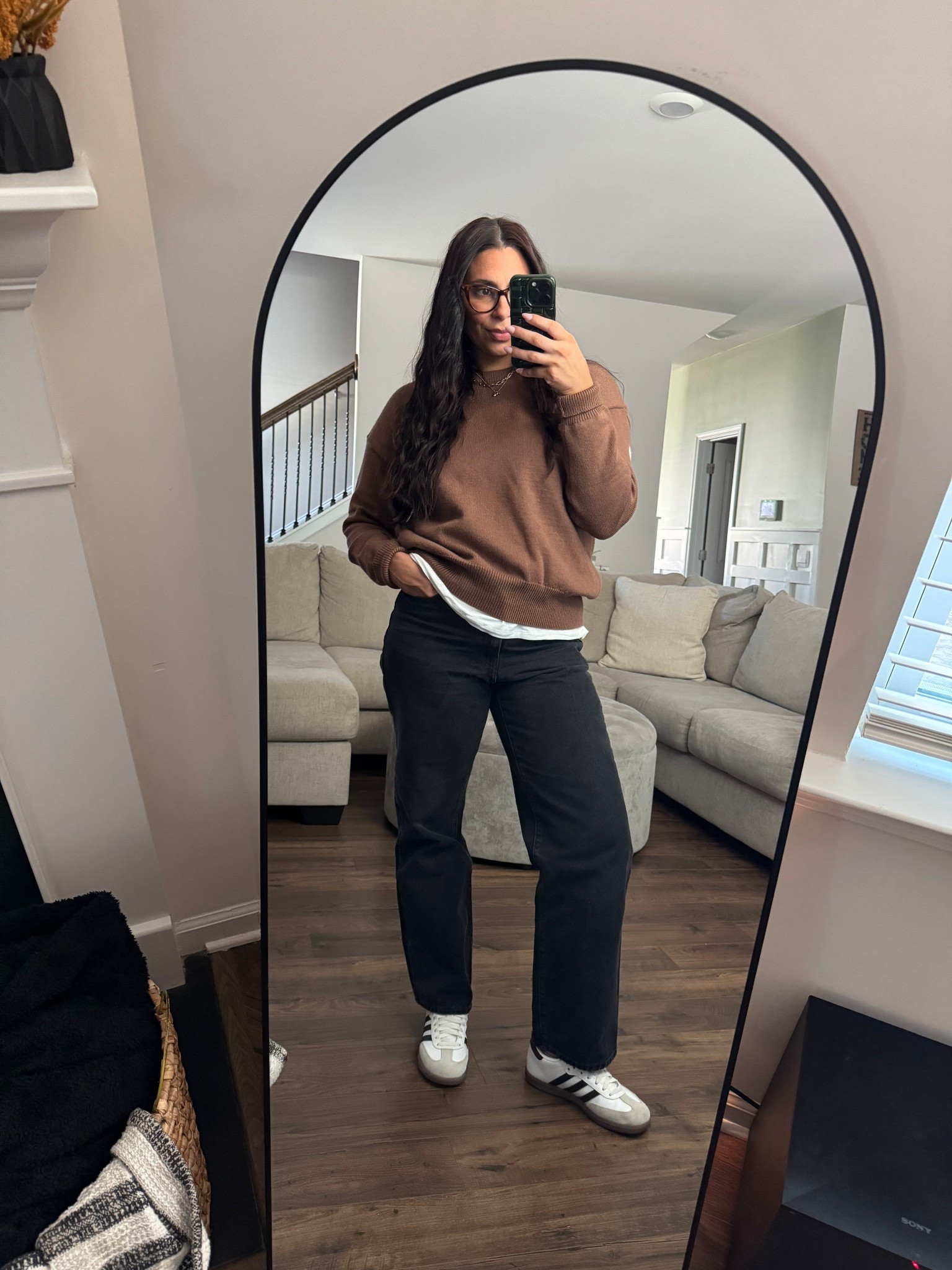 Mom fit otd! These jeans are a staple in my closet for fall and winter 🖤