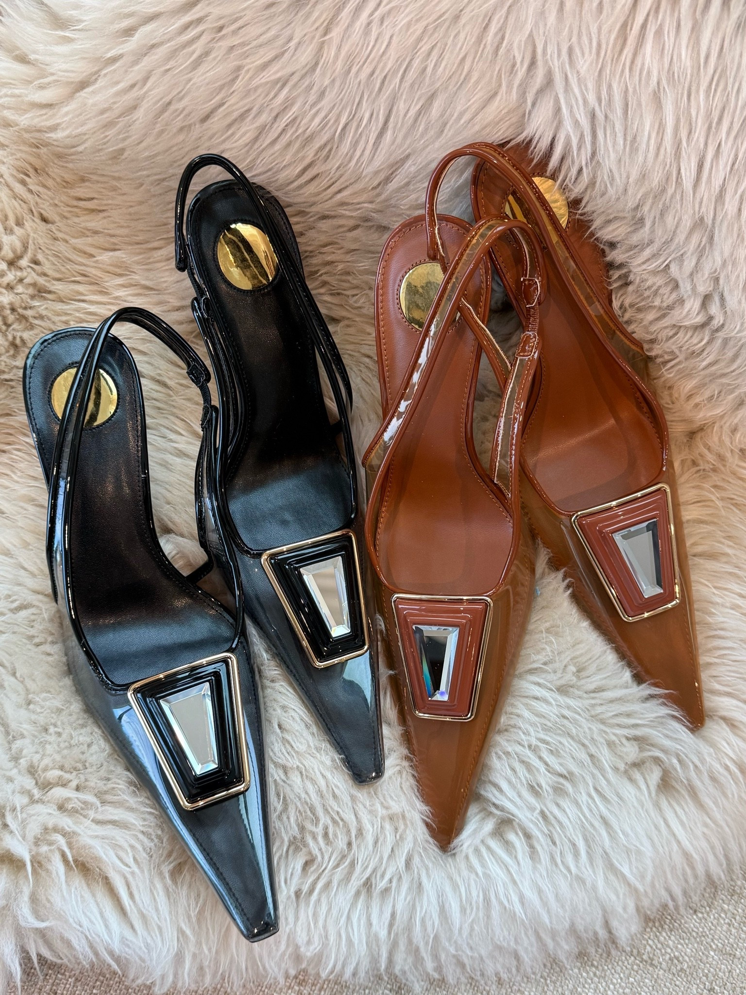 Y’all, these heels! 😍 The pointed toe, slingback and statement buckle make them look SO elevated. I grabbed both the black and brown because I already know they’ll be on repeat with denim, dresses + trousers this season.
