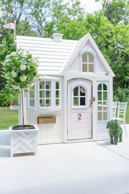 Playhouse for Little Girls! See the full post at www.THEBROKEBROOKE.com ! #playhouse #diyplayhouse #playhousemaker 