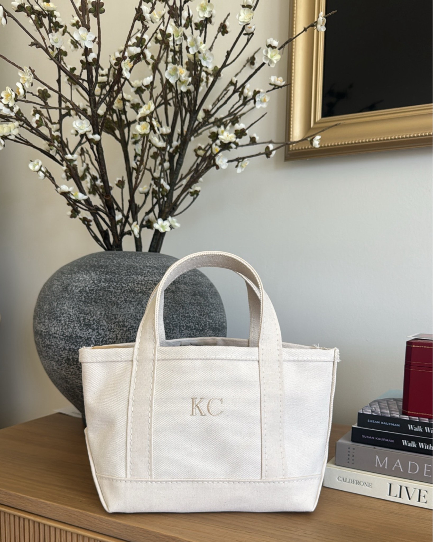 Mini boat and tote!! The perfect size and one of my fav casual bags :) love that it’s customizable 

Size: Mini
Monogram: Times Bold font with 3 initials in natural embroidery