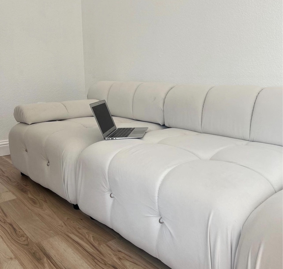 Alwaysss working  💻 🦋 #homeoffice #creamcouch 