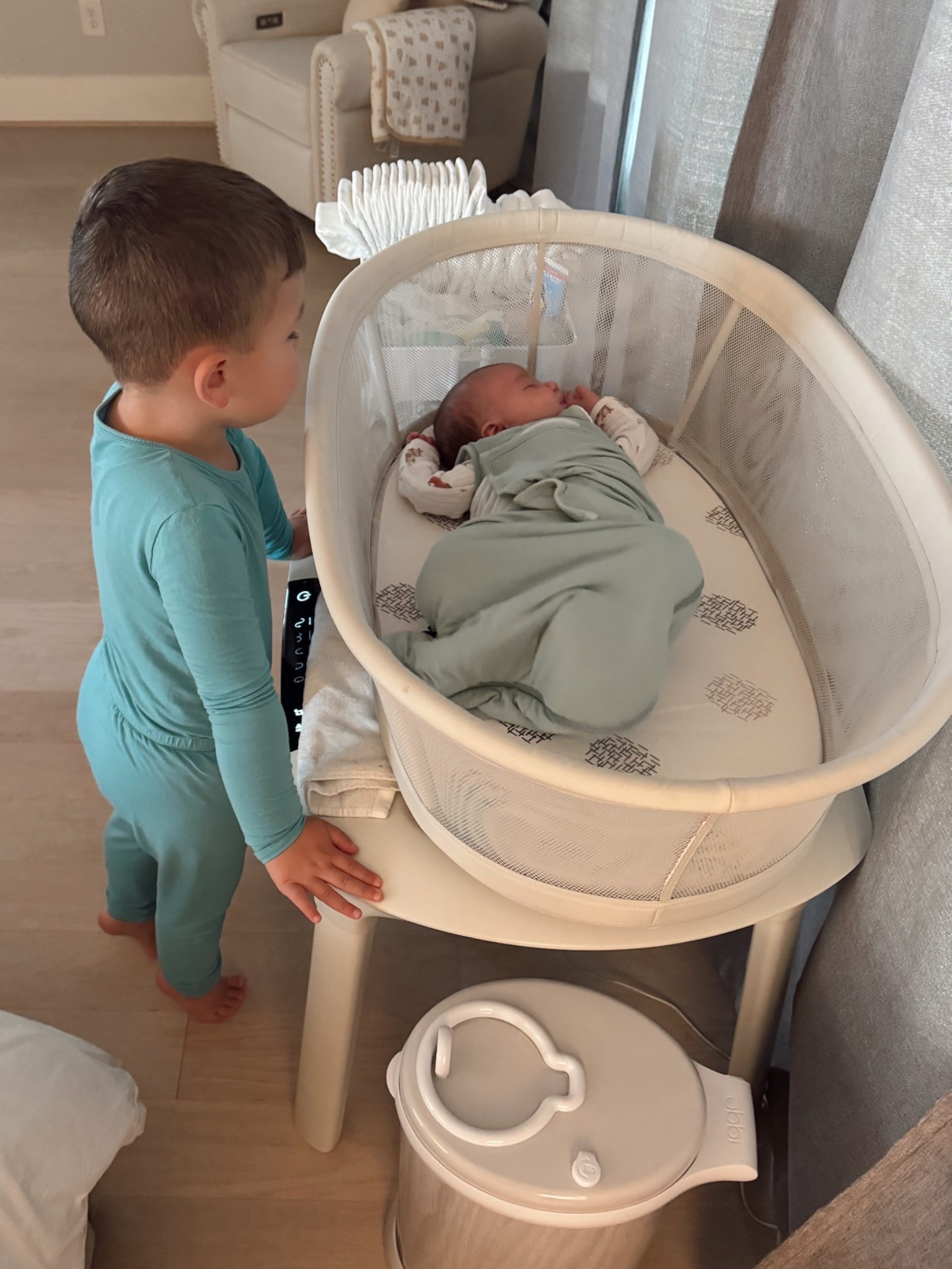 I’m convinced this is the best bassinet! This is our second baby using it and he’s slept through the night a few times before 2 months old! I think we’ll have him sleeping through the night by 2 months with this bassinet🙌🏻