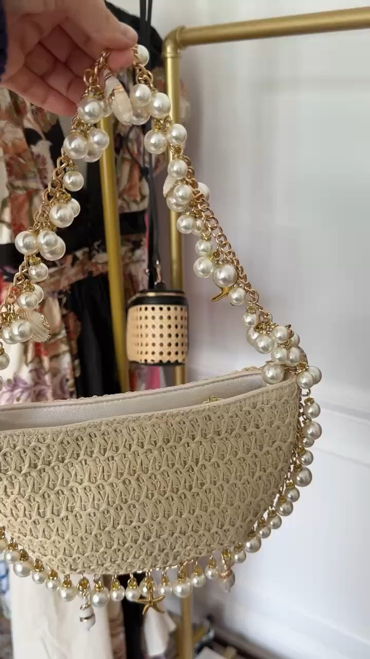 Such a cute shell purse for the spring and summer season! 

#LTKmomlife #LTKootd #LTKgrwm