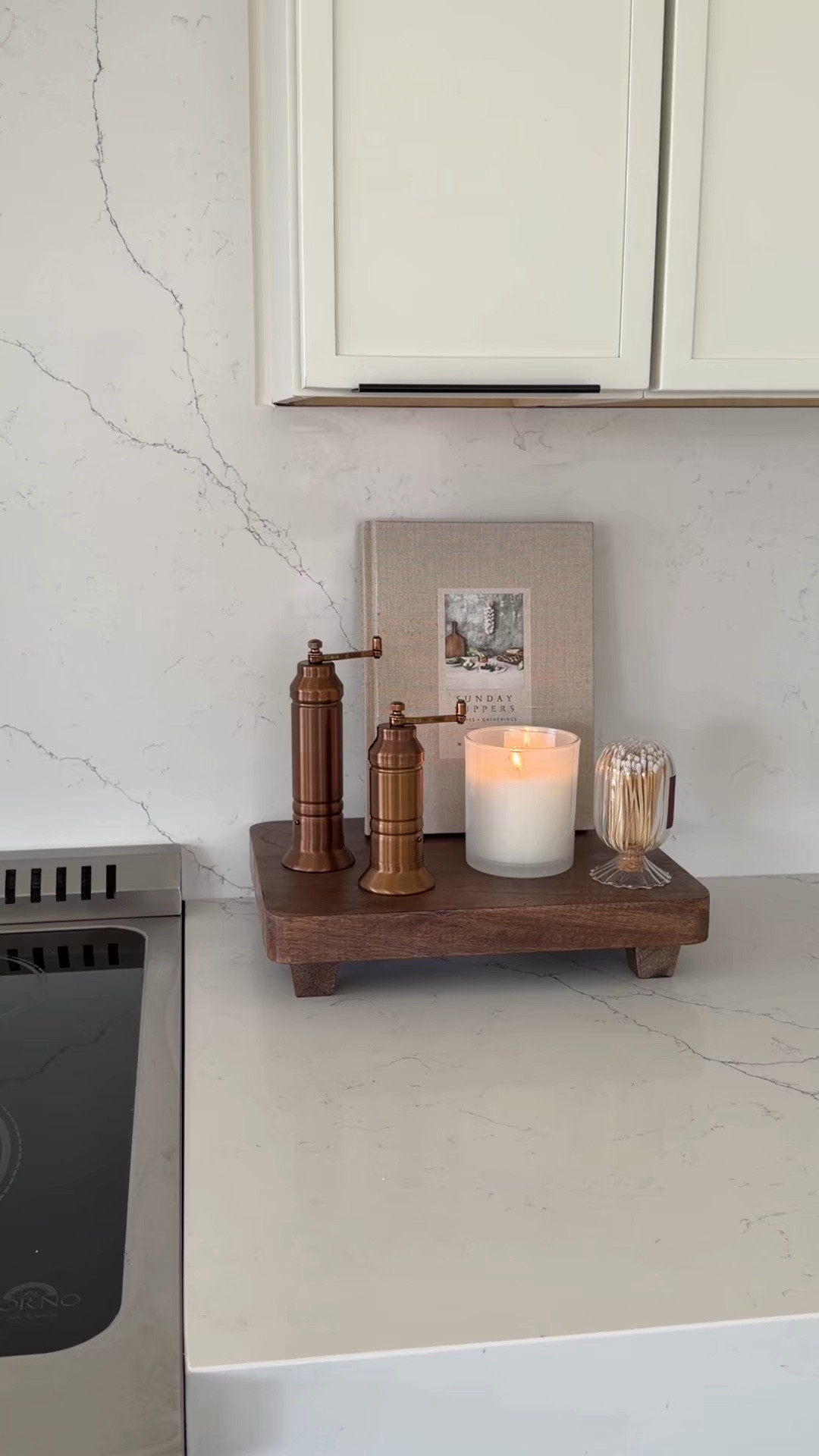 Styling our countertops to bring some warmth into our white kitchen 🤎
#homedecor #homeinspo #kitchendecor #countertopstyling #kitchendesign