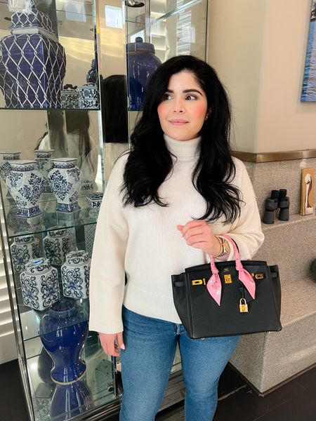 Two of my favorite things, white and cashmere🤍. 


#ootd #dinneroutfit #birkin25 #winteroutfit #winterlooks #dinneroutfit #fashionblogger #hermes 

#LTKGiftGuide #LTKsalealert #LTKstyletip