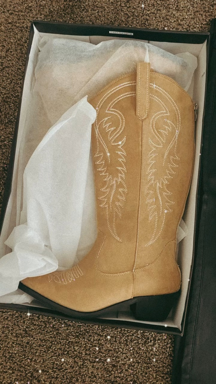 Fall must have pieces
Cowgirl boots 
Dresses
Sweater tops
Faux Leather legging pants 

#LTKsalealert #LTKSeasonal #LTKU