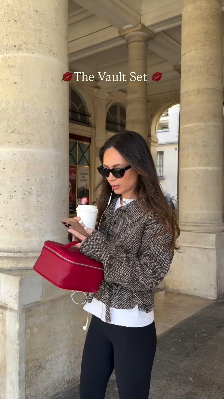 The Vault Set 💋
• 12 full size lip butter balms including limited edition shades
• a Vanity Case in cherry red

This ✨very✨ limited edition Summer Fridays holiday set is available now 

 

#LTKSeasonal #LTKStyleTip