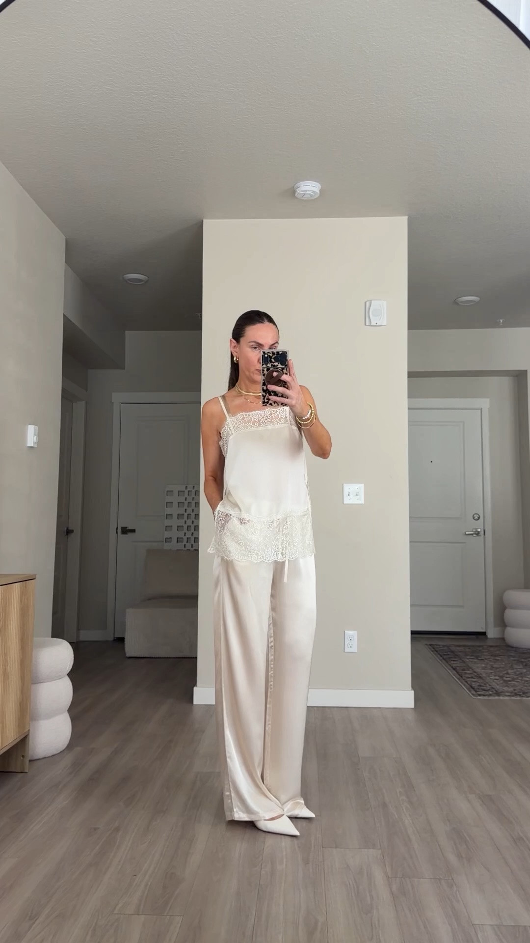 All in champagne look
5’7’m 
Wearing small in satin pats



#champagne #satinpants Satin pants